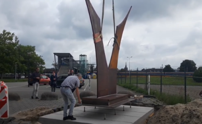 Het vier meter hoge kunstwerk Edelhert is op een vooraf gestort fundament aan de achterkant van het NS-station geplaatst. (Foto: Henk van Weert).