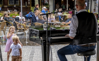 Afgelopen zondag vermaakte een muzikant van de Crazy Piano's uit Scheveningen uit uitgaanspubliek op de Boxtelse Markt. (Foto: Peter de Koning).