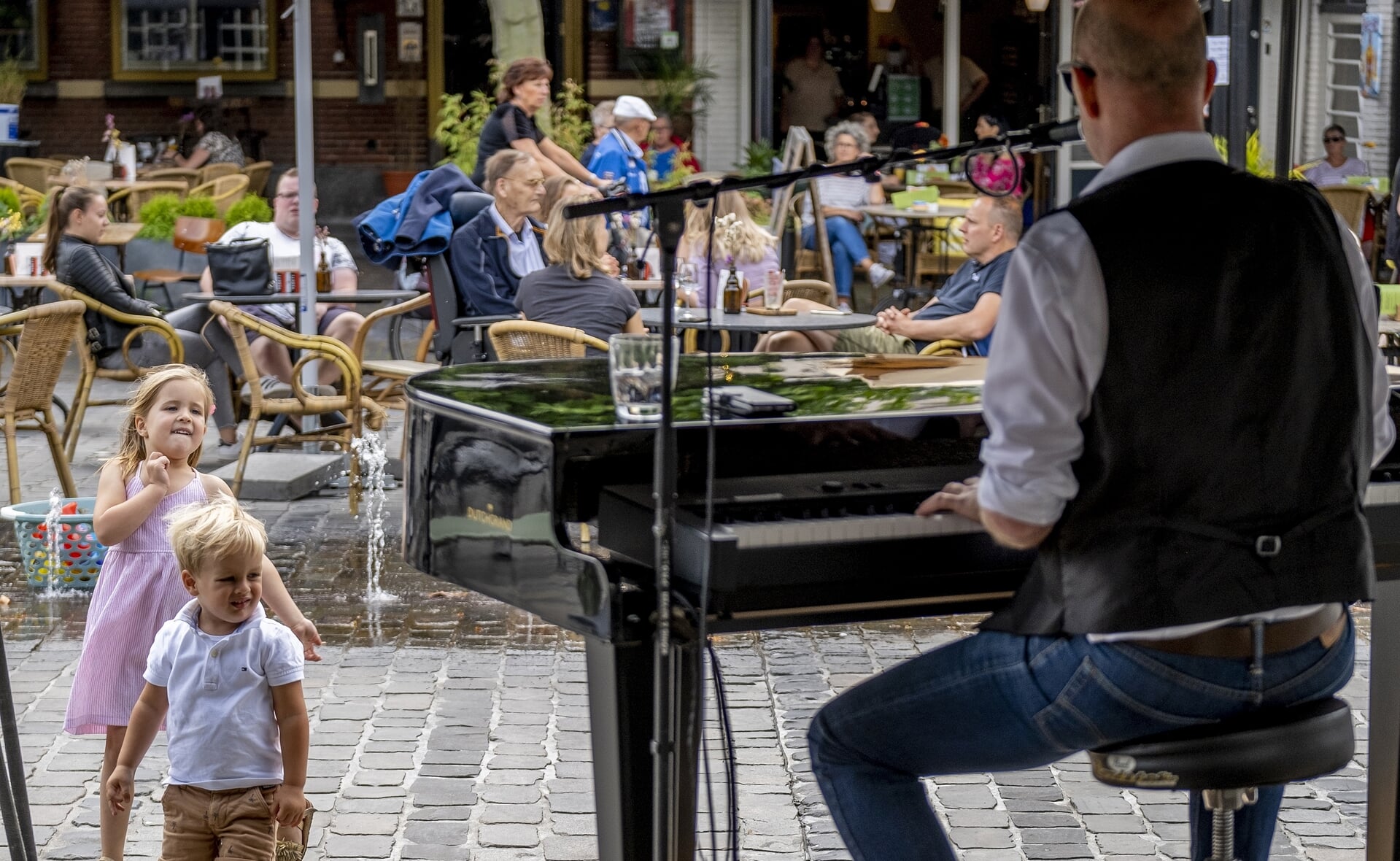 Afgelopen zondag vermaakte een muzikant van de Crazy Piano's uit Scheveningen uit uitgaanspubliek op de Boxtelse Markt. (Foto: Peter de Koning). 