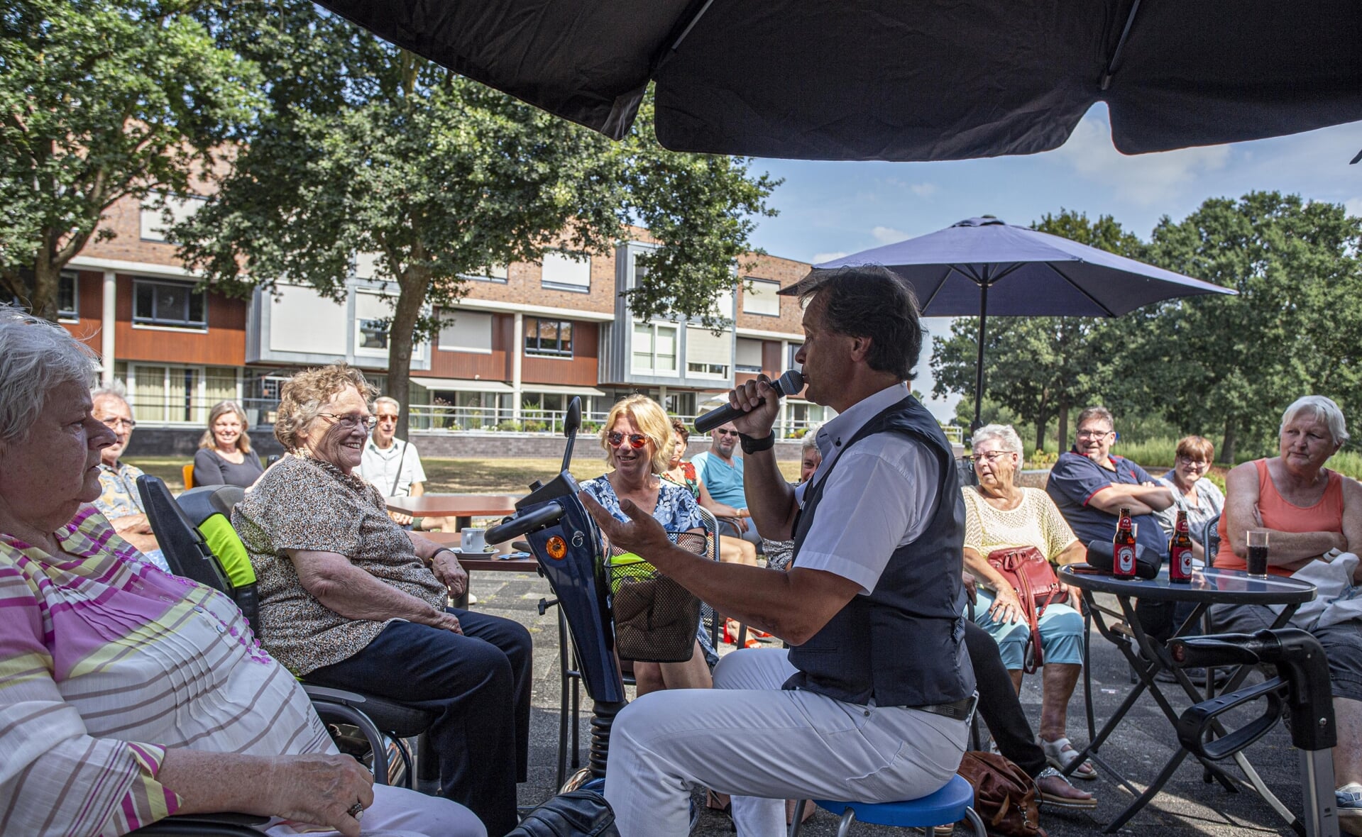 Danny Everett zong zondagmiddag op het terras van gemeenschapshuis De Walnoot. Het optreden was geschonken door aquariumvereniging Daphnia, die ook de kienavonden organiseert. (Foto: Bas van den Biggelaar).