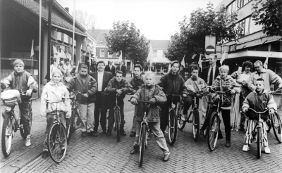 Leerlingen van basisschool De Beemden ontvingen als eersten de oranje fietsvlaggetjes uit handen van locoburgemeester Ricky van den Aker (vierde van links). Geheel rechts schooldirecteur Norbert Klok in gesprek met voorlichtster Lidy Ietswaart van de gemeente.