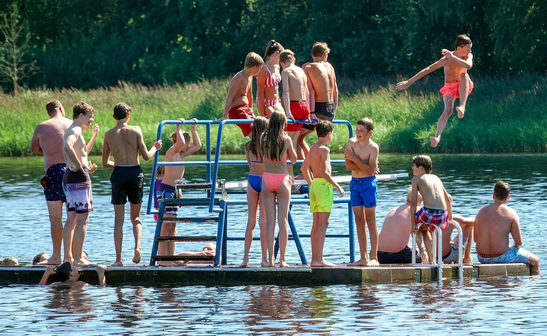 Jongeren genieten van het verkoelende water van de Boxtelse recreatieplas. (Foto's: Albert Stolwijk). 