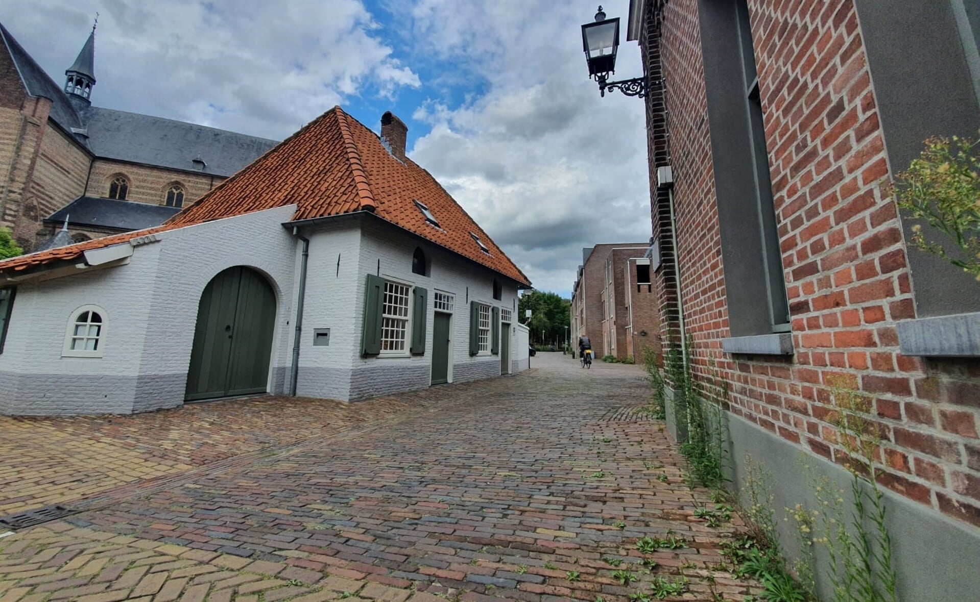 Bewoners van de omgeving de Koppel en Duinendaal kunnen via deze weg langs het Kanunnikenhuisje de Mgr. Bekkersstraat bereiken. Zo worden zij ontsloten van hun wijk.