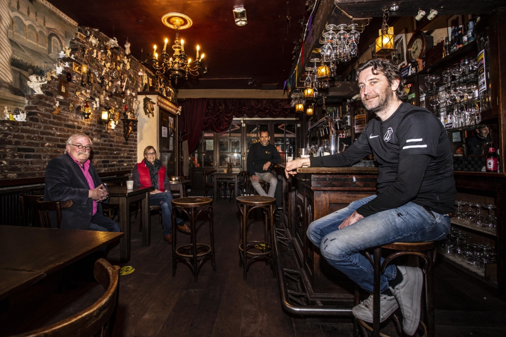 <p>Martijn en Rob Voets aan de bar van café Becoloth. Links vader en moeder Willem en Wilma, die de kroeg aan de Rozemarijnstraat in 1991 overnamen. De familie blijft positief over de toekomst van hun kroeg. (Foto: Bas van den Biggelaar).</p>