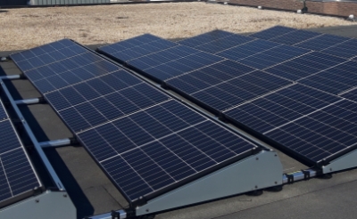 <p>Ongeveer de helft van het dak van Muziekhuis Boxtel is afgelopen week volgelegd met zonnepanelen.</p>