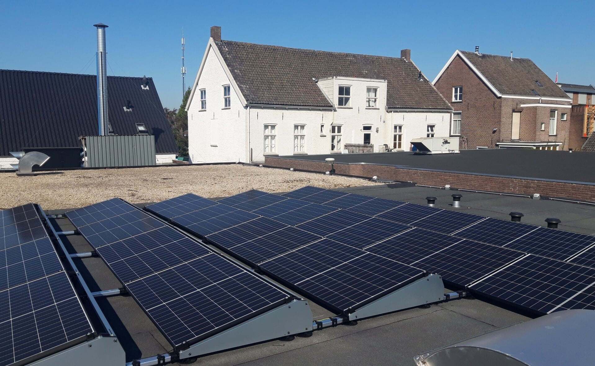 Ongeveer de helft van het dak van Muziekhuis Boxtel is afgelopen week volgelegd met zonnepanelen.