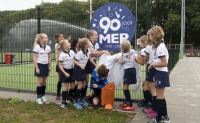 <p>Vorig jaar onthulde een delegatie van de MEP-jeugd bij de start van de nieuwe competitie het jubileumlogo van de 90-jarige hockeyclub. </p>