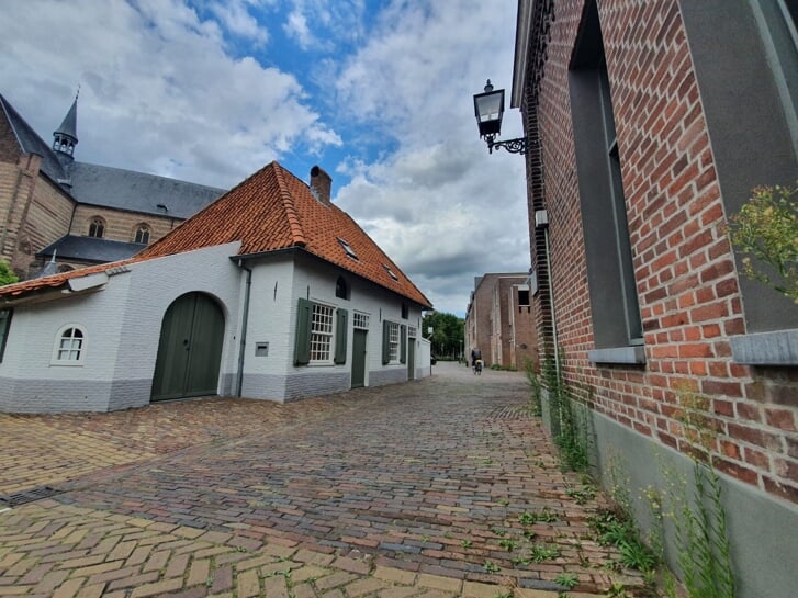 Het monumentale kanunikkenhuisje op Duinendaal ligt in de schaduw van de Sint-Petrusbasiliek.