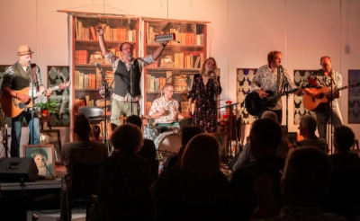 <p>Podium Boxtel mocht vorige week maximaal 84 mensen binnenlaten, zoals hier tijdens de Culturale. Deze week lagen de kaarten weer anders en gaan de deuren voor een paar weken dicht.</p>