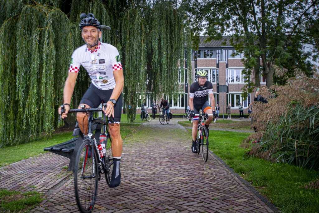 Ruud van der Meijden (links) fietst duizend kilometer om geld bijeen te brengen voor baanbrekend onderzoek naar hart- en vaatziekten door Boxtelaar Rogier Veltrop.