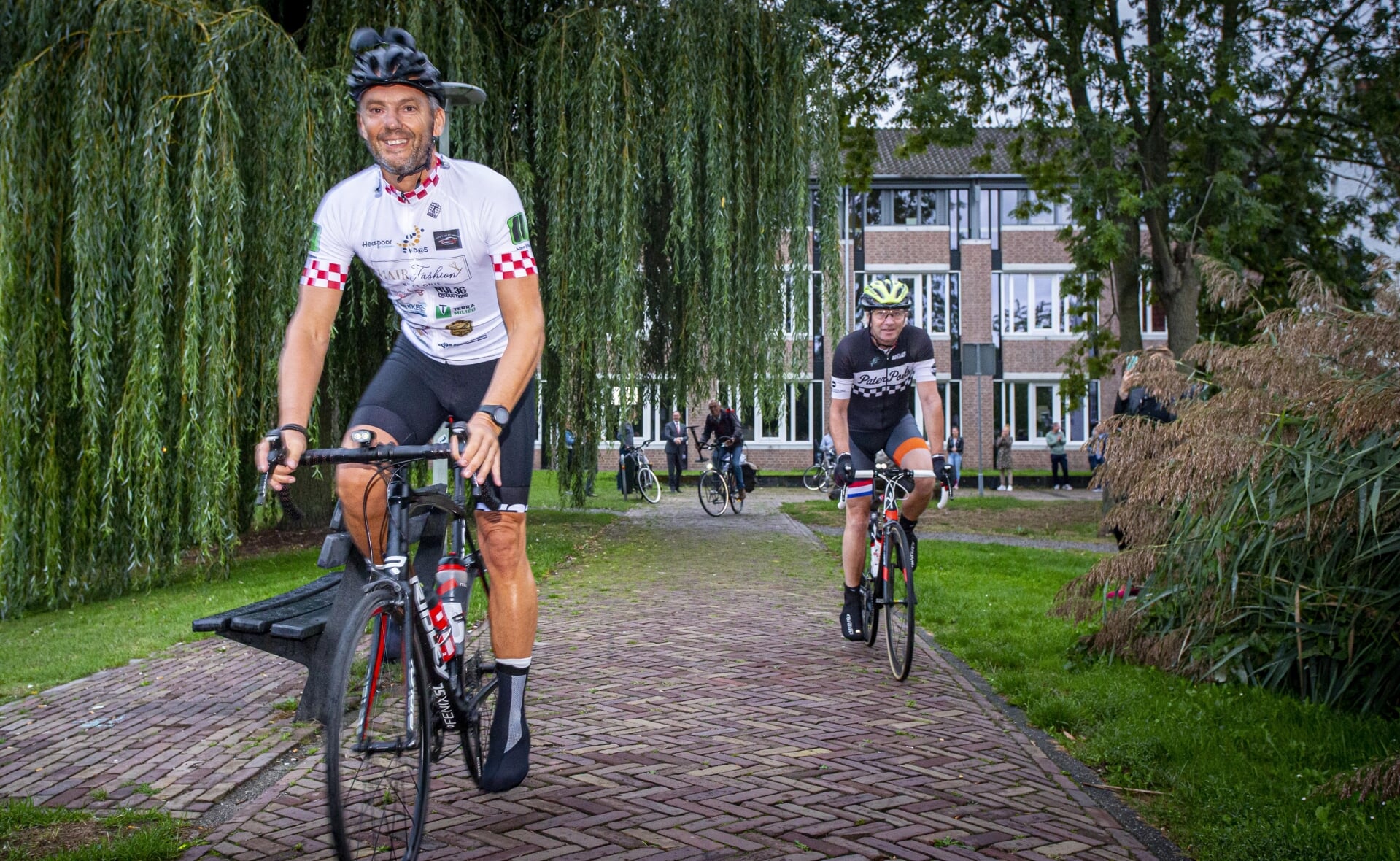 Ruud van der Meijden (links) fietst duizend kilometer om geld bijeen te brengen voor baanbrekend onderzoek naar hart- en vaatziekten door Boxtelaar Rogier Veltrop. 