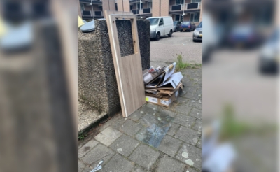 Bij de container die bedoeld is voor bewoners van appartementencomplex Den Bongerd, wordt meer dan eens afval gedumpt of grofvuil gezet. Henny Lammers ergert zich daaraan. Met de invoering van een pasjessysteem zou het dumpen van restafval verleden tijd moeten worden. (Foto: eigen collectie).