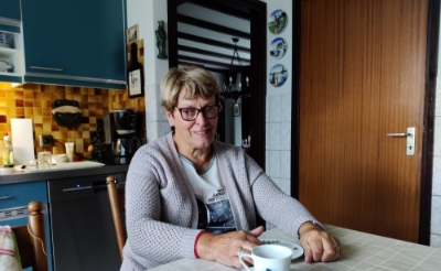 <p>Maria Olislagers (73) uit Esch aan haar keukentafel, waar ze eerst altijd met haar man Jo zat. (Foto: Jules Hameleers). </p>