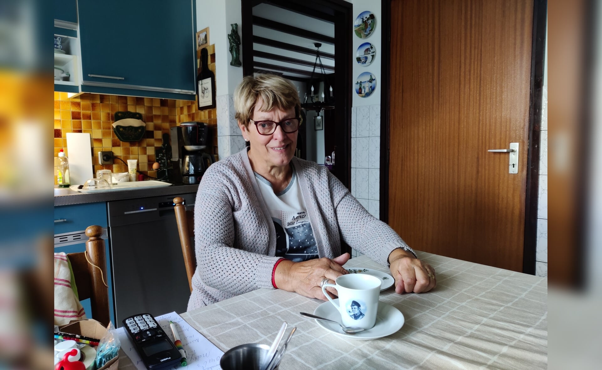 Maria Olislagers (73) uit Esch aan haar keukentafel, waar ze eerst altijd met haar man Jo zat. (Foto: Jules Hameleers). 