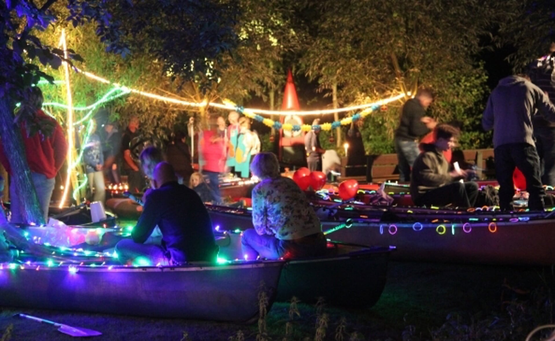 Bij KV De Pagaai liggen de versierde kano's klaar om het water in te gaan. Ook dit jaar is er weer een Boxtel by Night.