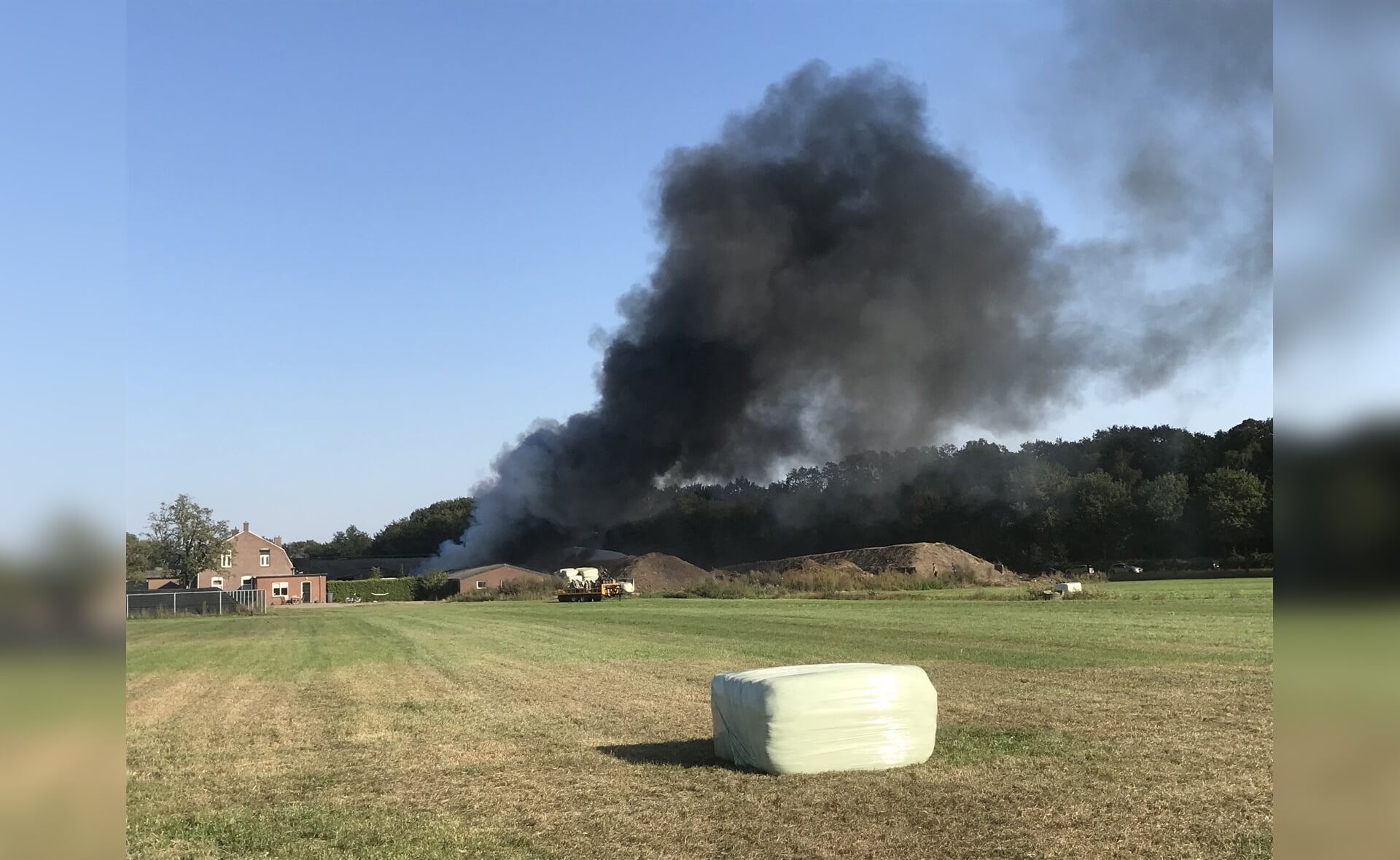 Het brandende landbouwvoertuig en het vuur in een boerenschuur zorgde voor een flinke rookpluim boven een boederij aan de Liempdseweg. 