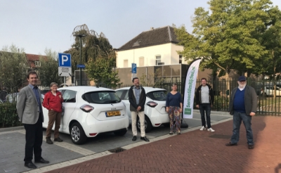 Wethouder Peter van de Wiel (links) gaf samen met enkele ambassadeurs het startschot voor Samen Slim Rijden, waaronder Willem Kalverda, tevens bestuurslid van Energiecoöperatie Boxtel, initiatiefnemer van de Boxtelse deelauto's.