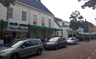 Mede vanwege coronamaatregelen vormt zich een lange rij koopjesjagers in de Boxtelse Stationsstraat.