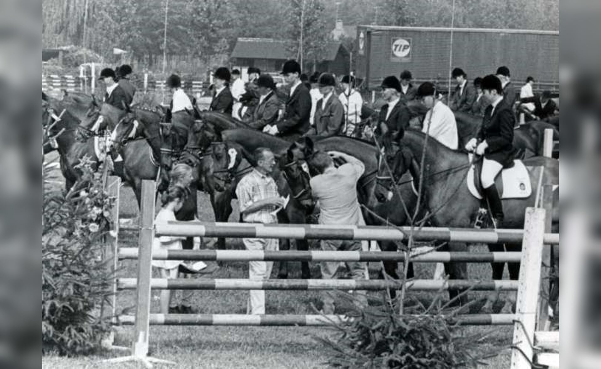 Paardenconcours van hippische sportvereniging Sint-Martinus in 1996.