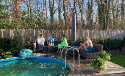 Iris, Sanne en Suus zijn net in het water geweest en zitten nu bij te komen. (Foto: Jolanda Krimp).