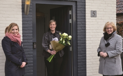 <p>Marissa van de Loo van het stichtingsbestuur en wethouder Lianne van der Aa namens de gemeente Sint-Michielsgestel overhandigen een attentie aan de bedenkster van de naam, Ilse Mandos. Josien den Otter heeft het logo ontworpen.</p>