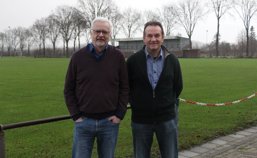 <p>Johan (l) en Frans (r) zijn al heel lang aangesloten bij LSV en hopen in de toekomst weer jeugdelftals te verwelkomen. Foto: Wendy van Lijssel.</p>