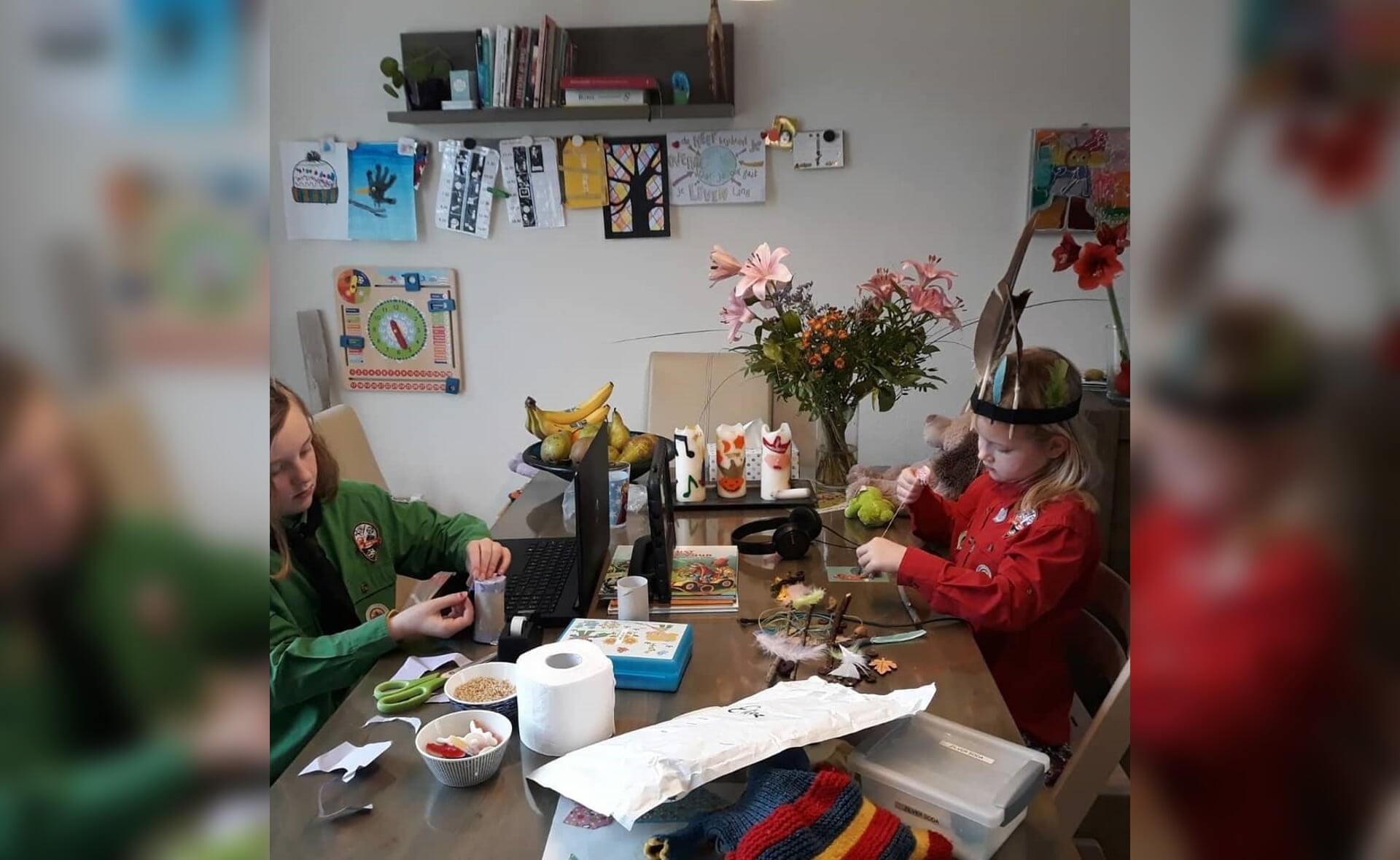 Vanuit de eigen huiskamer namen deze kinderen deel aan scoutingactiviteiten. #IkScoutThuis is het devies. (Foto: Scouting Boxtel).