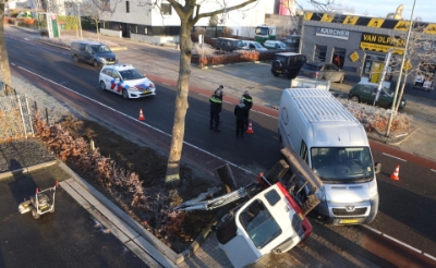 <p>Een bestelbusje zag vanochtend, zaterdag 9 januari een graafmachine over het hoofd. De machinist liep lichte verwondingen op en werd ter plaatse behandeld.</p>