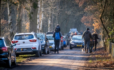 <p>Het vele bezoek aan de Kampina tijdens de lockdown is top, vindt boswachter Irma de Potter. Al hoopt ze dat mensen daarvoor vaker de fiets zullen pakken. Onder meer parkeerplaats Het Loo was overvol. (Foto: Peter de Koning).</p>