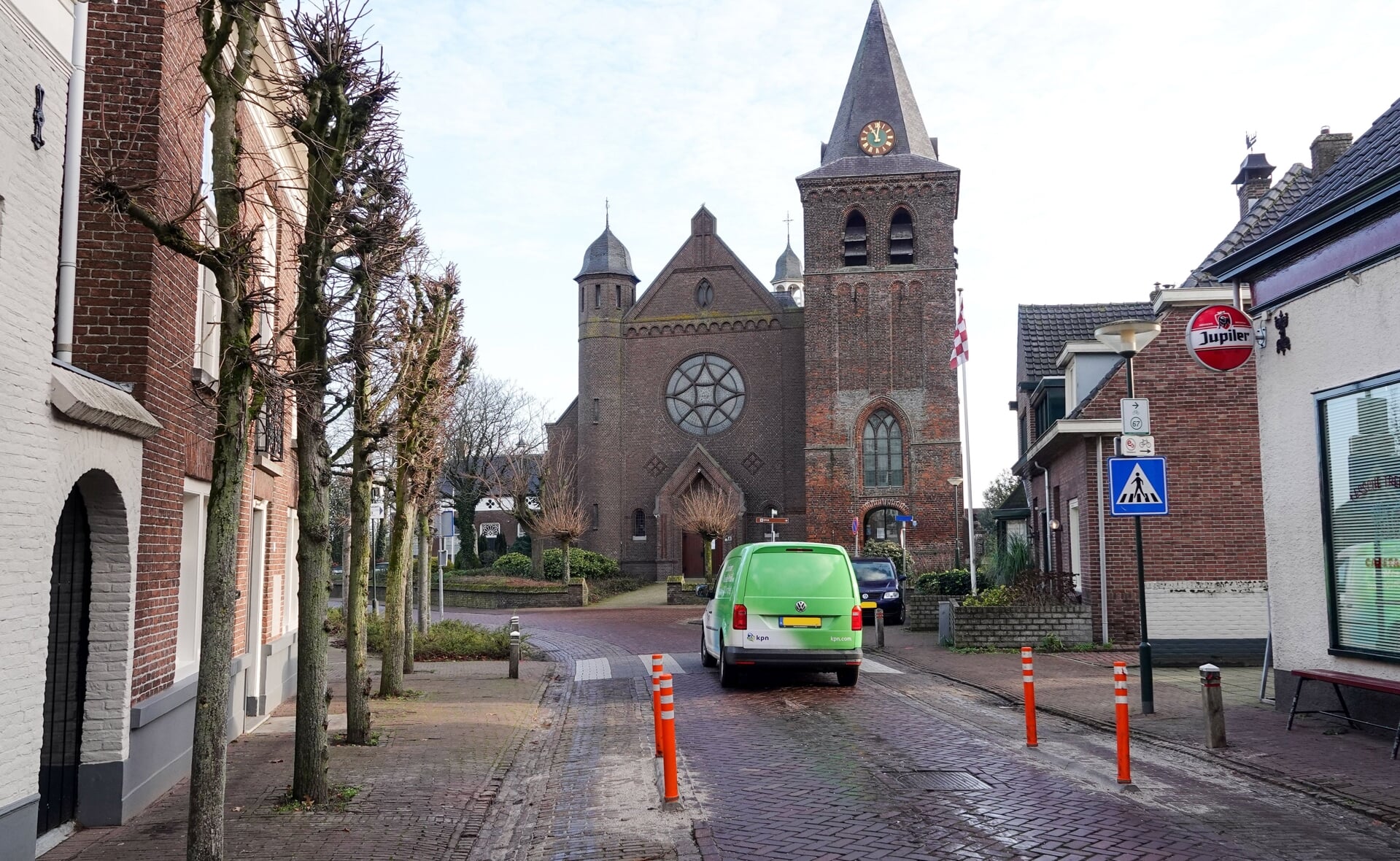 De nieuwe wegversmallingen in de Dorpsstraat in Esch vormen voor vrachtwagens weer een probleem. (Foto: Albert Stolwijk).