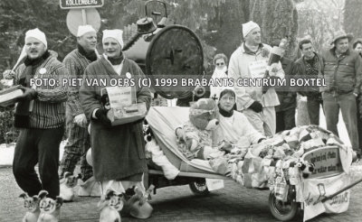 <p>Carnavalsgroep De Beginners beeldde tijdens de ijskoude Essche optocht van 1999 de sluiting van de plaatselijke supermarkt uit.</p>