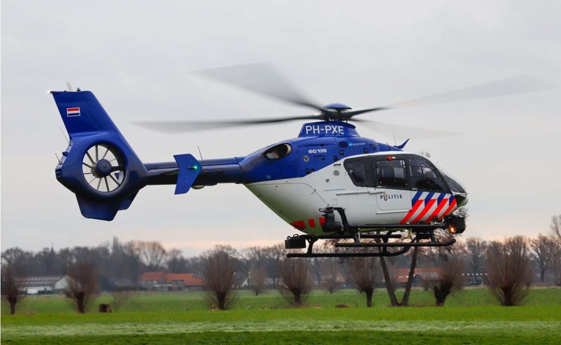 Een politiehelikopter landt in Gemonde. Samen met de marechaussee hield de politie twee motorcrossers aan. (Foto: Jesse van den Broek).