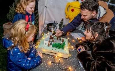 <p>Jan Pennings en Lola Nouwens geven hun oordeel over het Lego-stalletje van Sam (7) en Liz (5) Rooijakkers uit Gemonde. (Foto: Peter de Koning).</p>