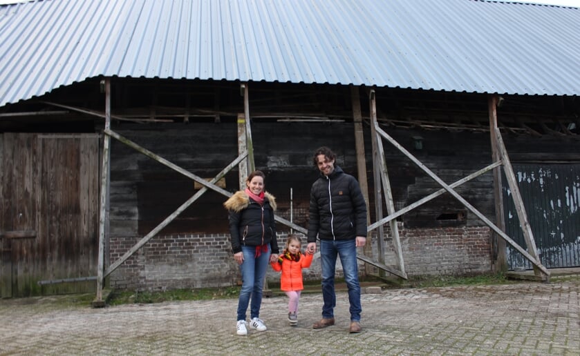 <p>Sanne, Elise en Bart van Gils willen heel graag de eeuwenoude schuur in originele staat terug brengen. Foto: Wendy van Lijssel.</p>