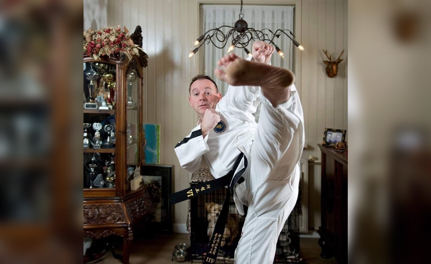 Ad Dekker zit al 40 jaar in de martial arts en viert bovendien het 30-jarig jubileum van zijn taekwondoschool.