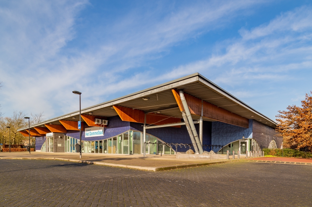 <p>Het pand van het Dommelbad is in handen van de gemeente Boxtel, maar mogelijk kan die het gebouw verkopen om extra inkomsten te genereren. Het is een van de voorstellen waar inwoners binnen de kerntakendiscussie over mogen oordelen. (Foto: Hans van Doorn).</p>