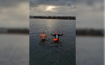 <p>Liempdenaar Collin van Dijk (links) tijdens zijn nieuwjaarsduik in de Tilburgse surfplas. Naast hem Björn van Eenaeme, een ervaren koudwaterzwemmer. (Foto: eigen collectie).</p>