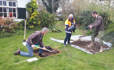 <p pstyle="Normaal Alle kolommen"><em>Gemonde Graaft Geschiedenis: onder deze noemer werd het CARE-project in het dorp onder de aandacht gebracht. In juli 2019 groeven inwoners putjes om letterlijk hun eigen geschiedenis op te graven. (Foto: Wim Wijnands, 2019).</em></p>