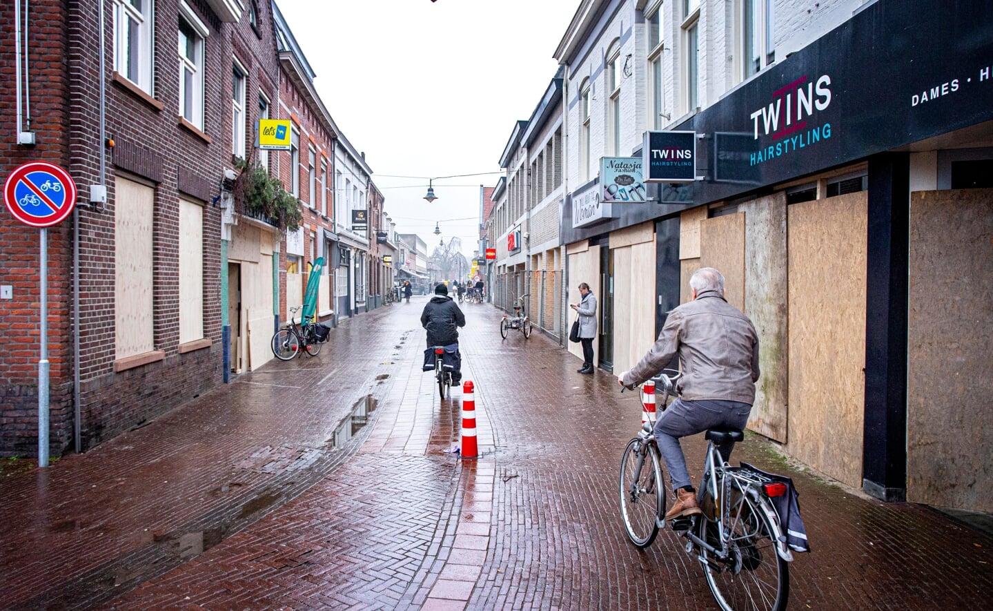 Dichtgetimmerde winkels in de Rechterstraat. 