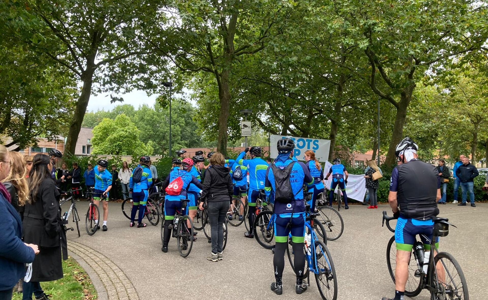 Bij aankomst bij De La Salle in Boxtel stonden familie en vrienden de fietsers al op te wachten.