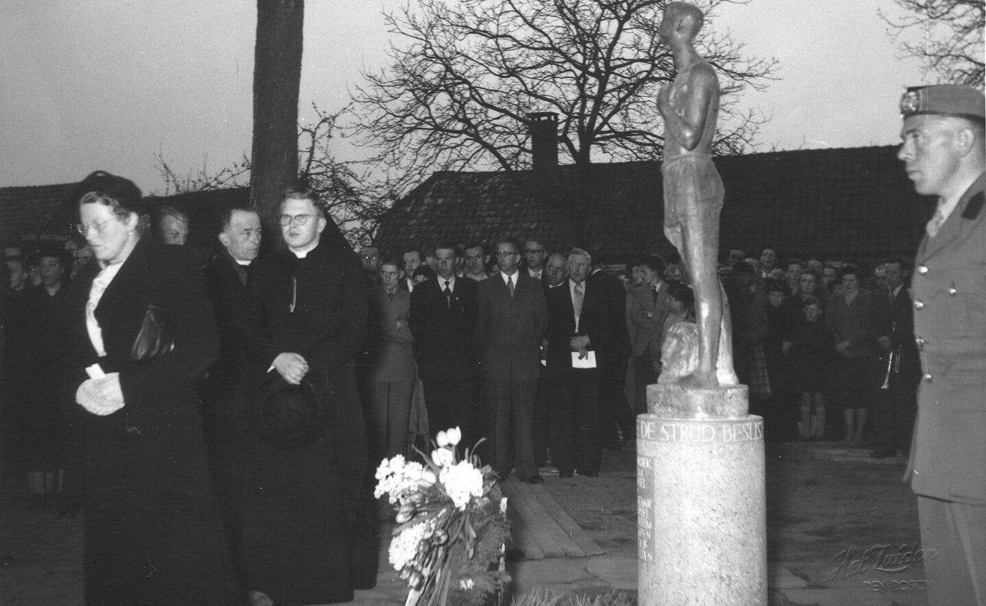 Het Liempdse oorlogsmonument David & Goliath in het Concordiapark werd op 5 mei 1956 onthuld. (Collectie: stichting Kèk Liemt).