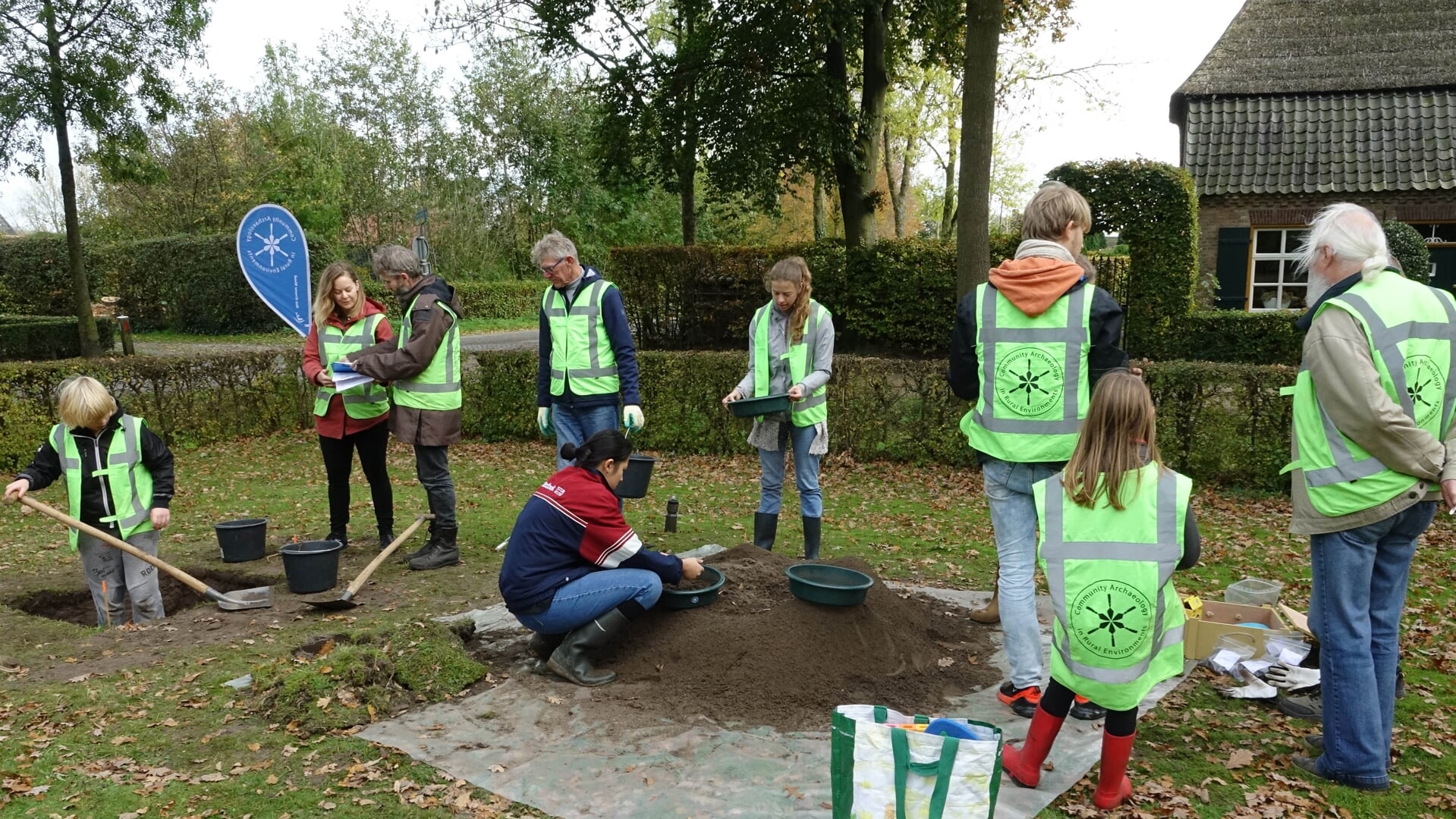 Vrijwilligers in Liempde graven putjes van één kubieke meter voor archeologisch onderzoek.