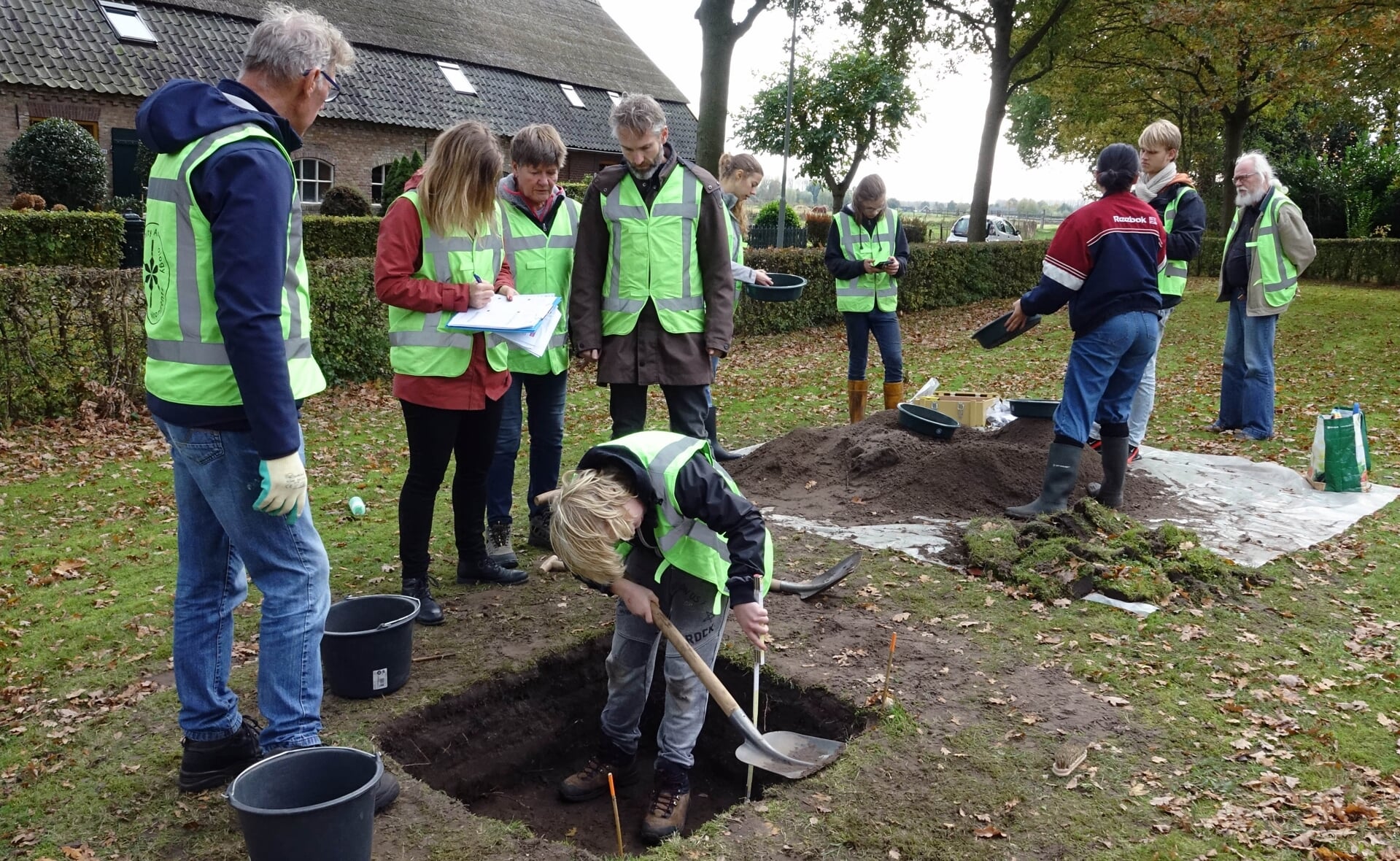 Vorig jaar groeven vrijwilligers in Liempde putjes van één kubieke meter voor archeologisch onderzoek. Komend weekeinde gebeurt dat in het centrum van Boxtel.