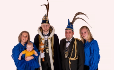 Robert Urlings is de nieuwe leutvorst van Ploegersland. Hij wordt bijgestaan door adjudant Rick Bekkers. Links Sanne Urlings met de tien maanden oude dochter Novi, rechts Denis van Zeeland, de vriendin van Bekkers. (Foto: Marcel Saris).