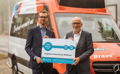 Dieter Klein Nagelvoort (Arriva) en Erik van Daal (Regiotaxi) sloten donderdag het contract voor de introductie van de Voor Elkaar Pas.