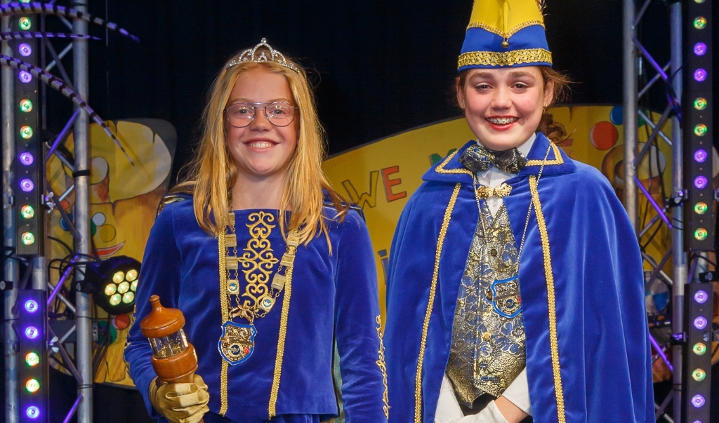 <p>Saar van der Velden (links) en Tess van Vlokhoven vormen het nieuwe regentenkoppel van het jeugdcarnaval in Ploegersland. De Liempdse meiden werden zondag uitverkozen in De Serenade door een deskundige jury. (Foto: Hans van Doorn).</p>