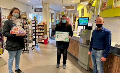 <p>Twee leden van badmintonclub BC '80 namen maandag de cheque van de Plus-spaaractie in ontvangst. Rechts bedrijfsleider Roel Timmermans van de supermarkt aan de Van Beekstraat. </p>