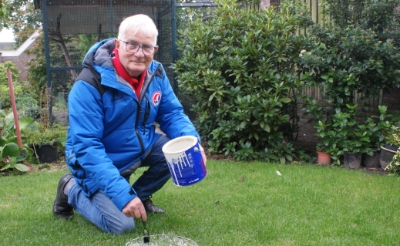 <p>Sjef van Son bij de middenstip van ODC in zijn achtertuin. De foto is gemaakt in het kader van een wekelijkse rubriek die de voetbalvereniging via haar eigen website publiceert. </p>