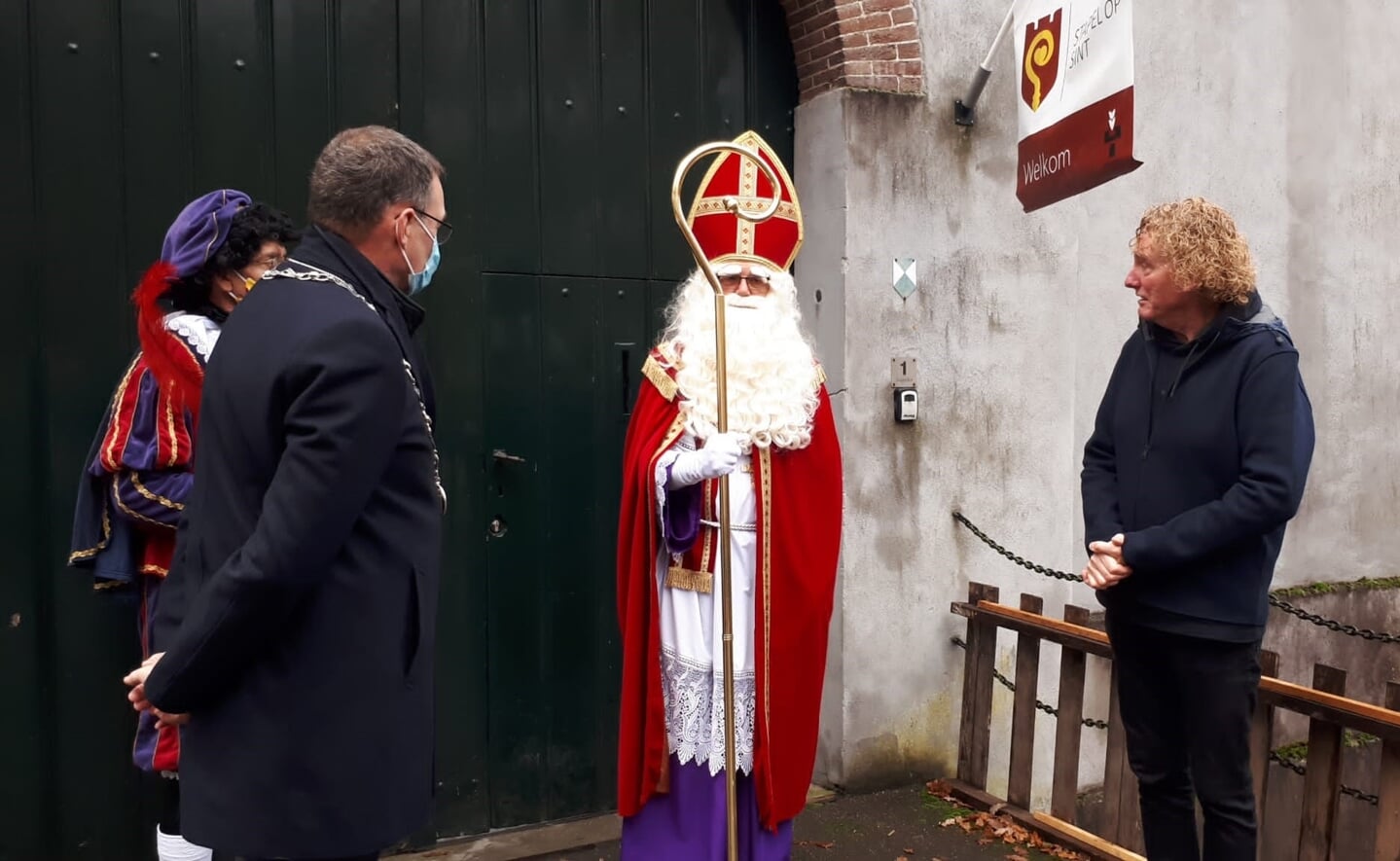 Sinterklaas en zijn pieten starten vanaf kasteel Stapelen hun toertocht door Boxtel, Esch en Lennisheuvel.