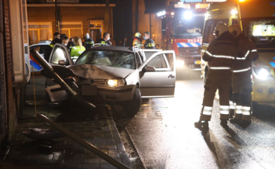 Auto vliegt uit de bocht en belandt op lantaarnpaal in de Tongersestraat. Van de vier inzittenden zijn twee personen met onbekend letsel naar het ziekenhuis gebracht. De anderen zijn naar het politiebureau gebracht, maar waarom is nog niet bekend.